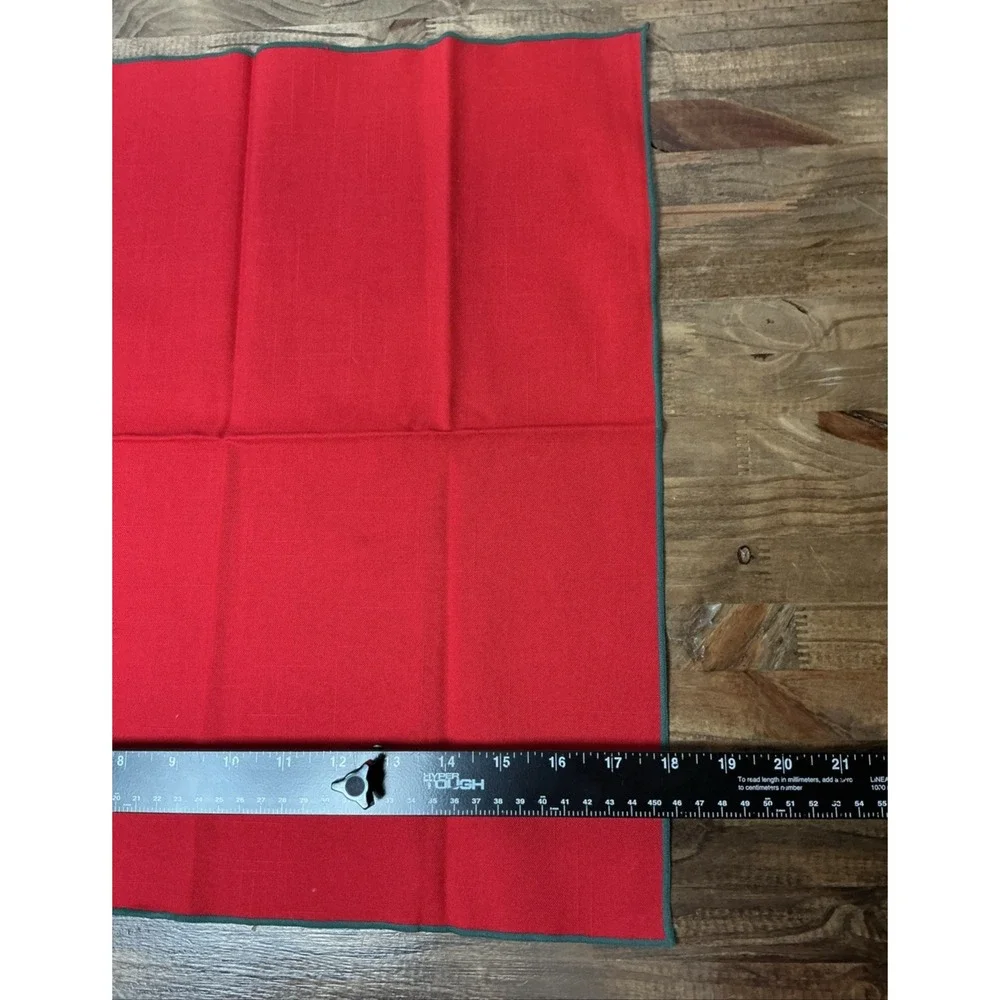 Large Christmas Tablecloth 118x88 Green Ribbed with 3 Red Napkins Holiday